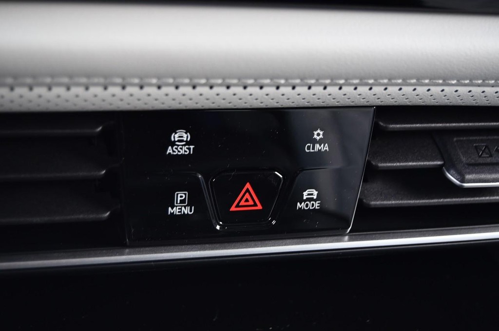 Volkswagen Atlas Cross Sport Vehicle Full-screen Gallery Image 15