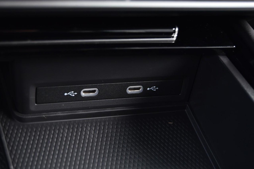 Volkswagen Atlas Cross Sport Vehicle Full-screen Gallery Image 16