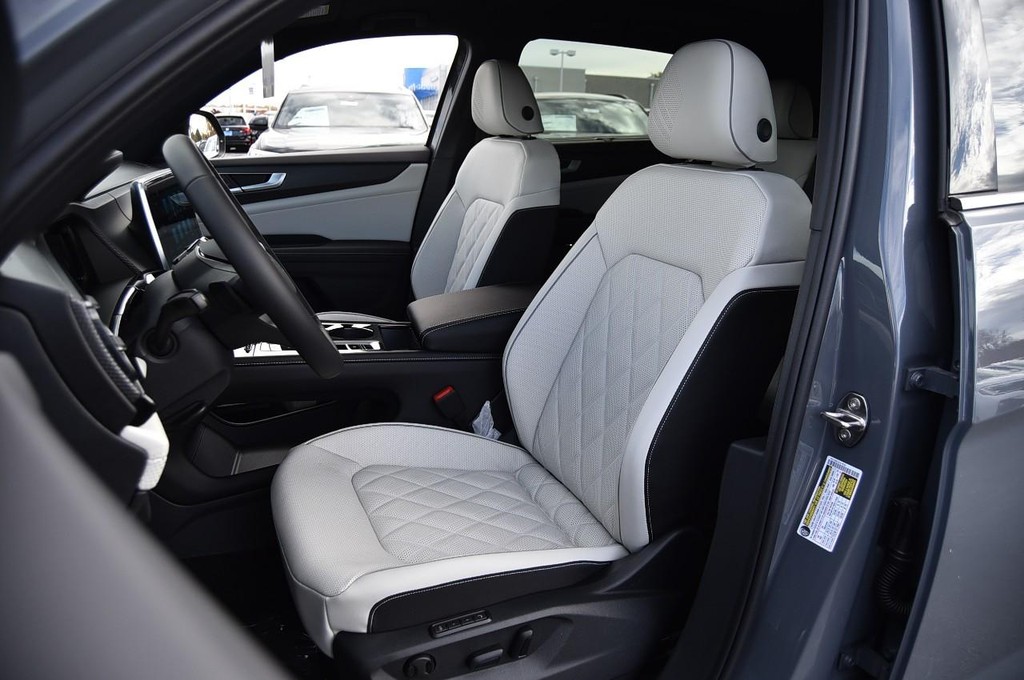 Volkswagen Atlas Cross Sport Vehicle Full-screen Gallery Image 19