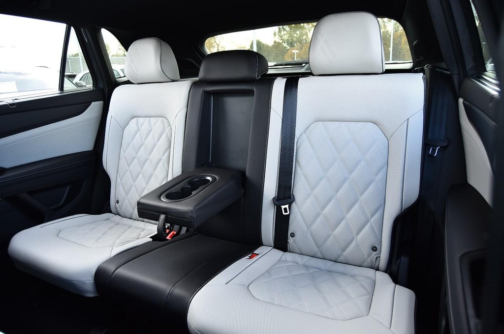 Volkswagen Atlas Cross Sport Vehicle Full-screen Gallery Image 22