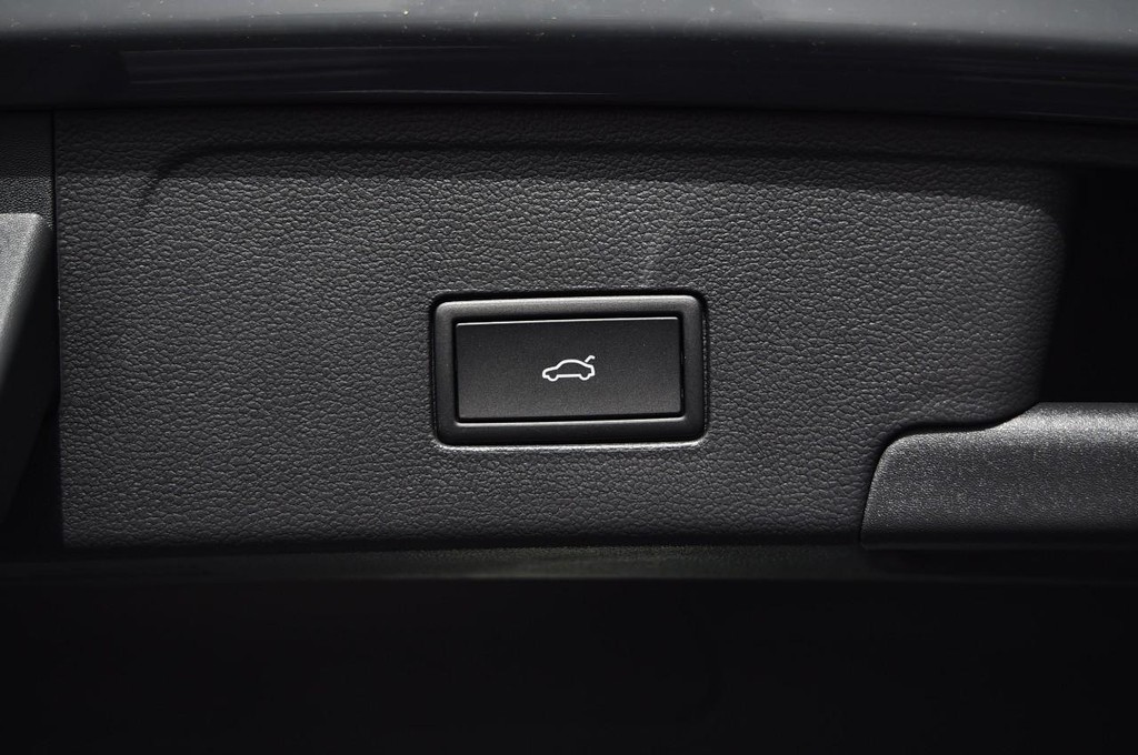 Volkswagen Atlas Cross Sport Vehicle Full-screen Gallery Image 26