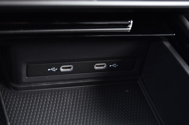 Volkswagen Atlas Cross Sport Vehicle Image 16