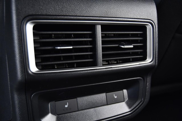 Volkswagen Atlas Cross Sport Vehicle Image 23