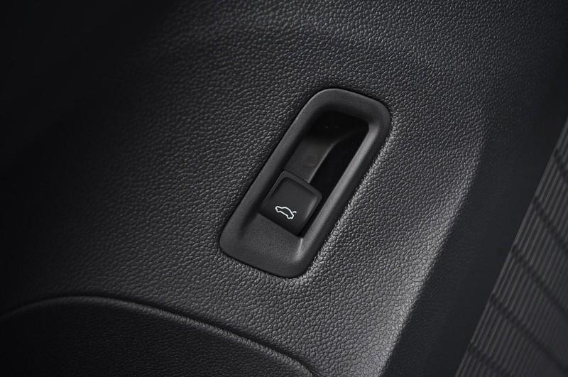 Volkswagen Atlas Cross Sport Vehicle Image 09