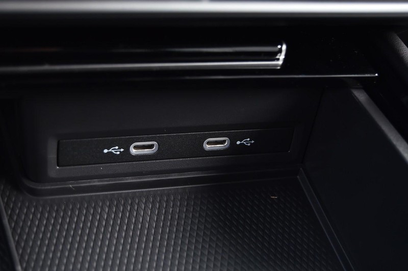 Volkswagen Atlas Cross Sport Vehicle Image 16