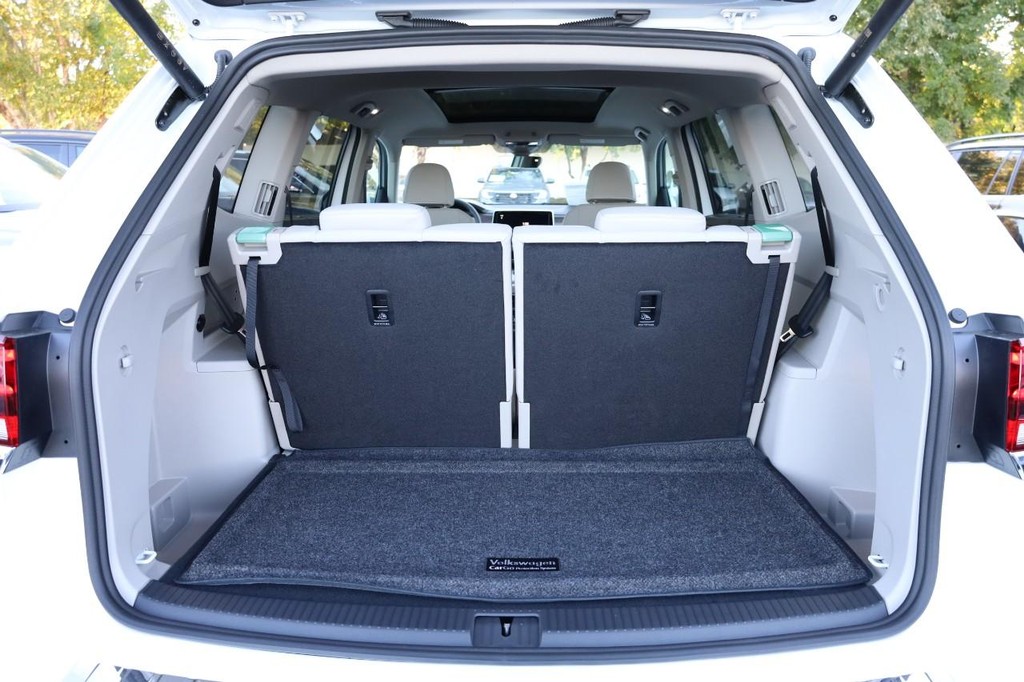 Volkswagen Atlas Vehicle Full-screen Gallery Image 7