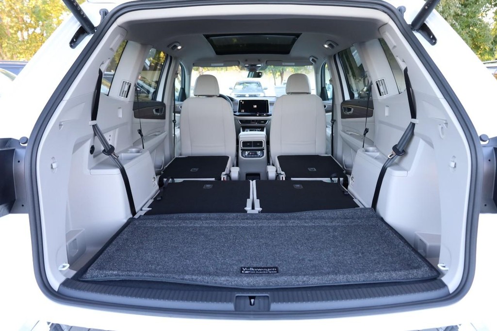 Volkswagen Atlas Vehicle Full-screen Gallery Image 9