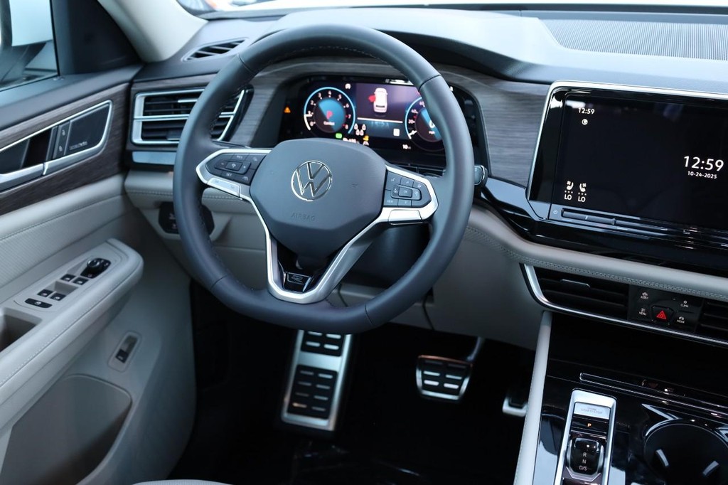 Volkswagen Atlas Vehicle Full-screen Gallery Image 30