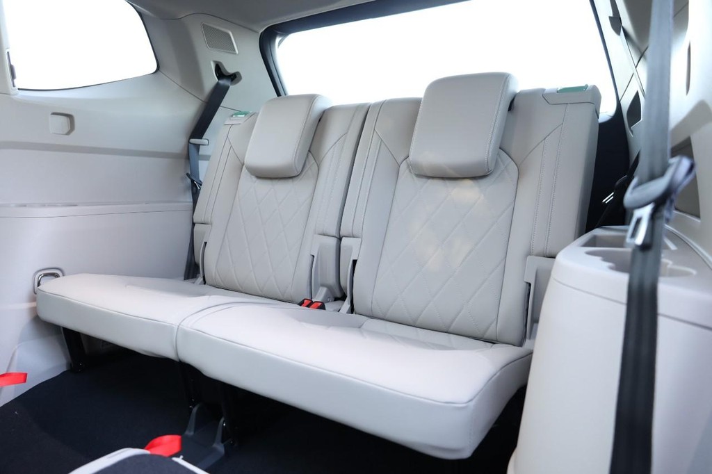 Volkswagen Atlas Vehicle Full-screen Gallery Image 32