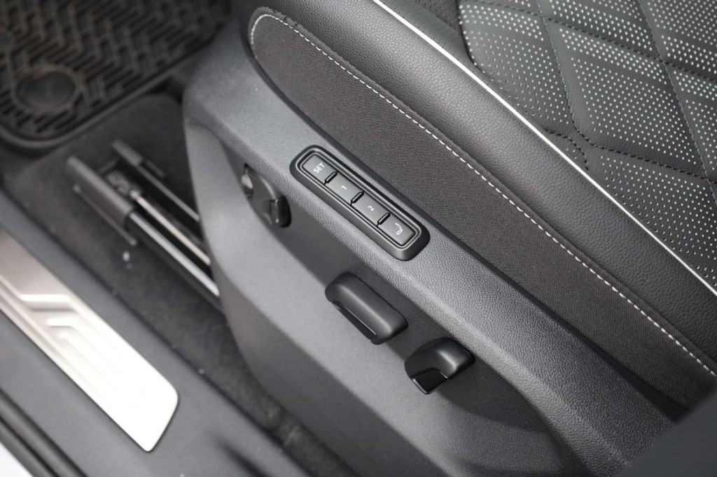 Volkswagen Atlas Vehicle Full-screen Gallery Image 11