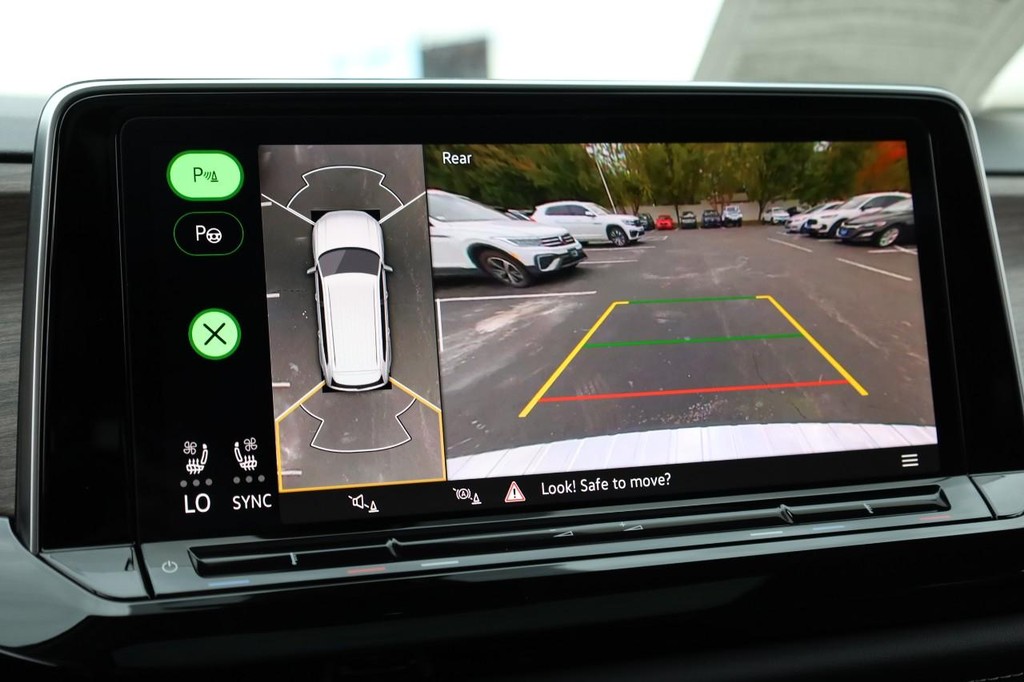 Volkswagen Atlas Vehicle Full-screen Gallery Image 18