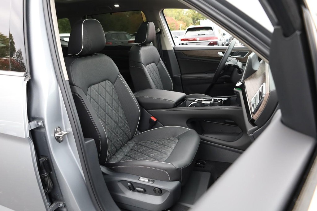 Volkswagen Atlas Vehicle Full-screen Gallery Image 32