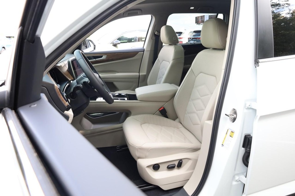 Volkswagen Atlas Vehicle Full-screen Gallery Image 10