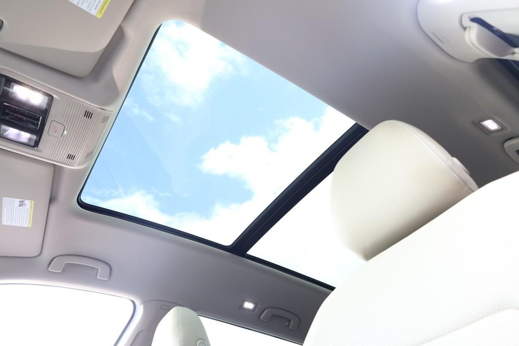 Volkswagen Atlas Vehicle Full-screen Gallery Image 11