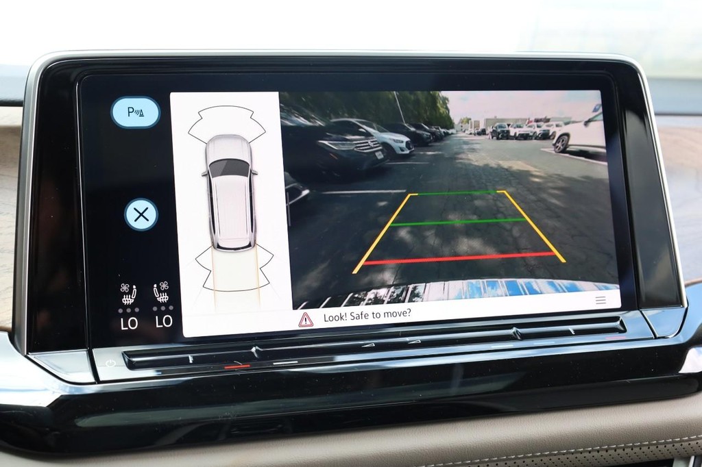 Volkswagen Atlas Vehicle Full-screen Gallery Image 16