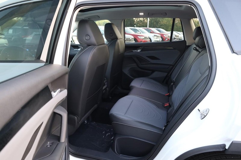 Volkswagen Tiguan Vehicle Image 21