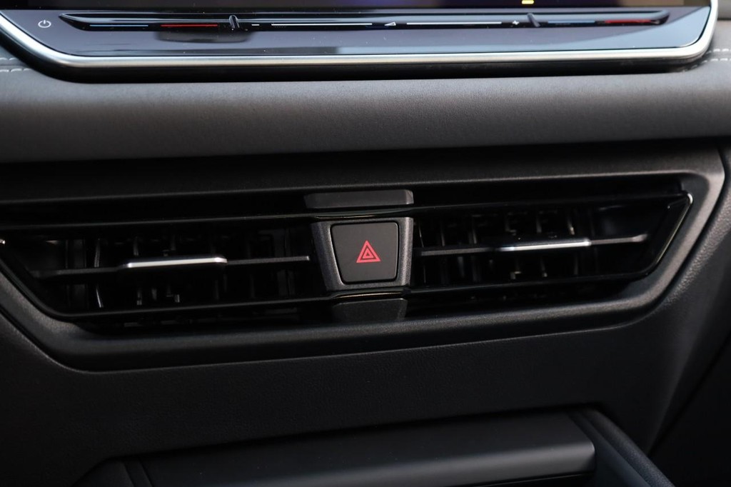 Volkswagen Tiguan Vehicle Full-screen Gallery Image 15