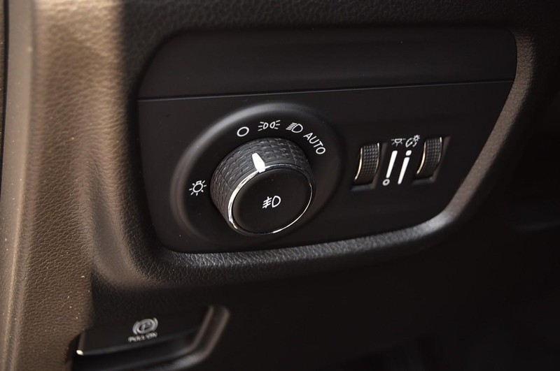 Jeep Grand Cherokee Vehicle Image 12