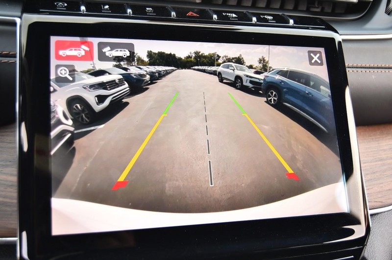 Jeep Grand Cherokee Vehicle Image 18