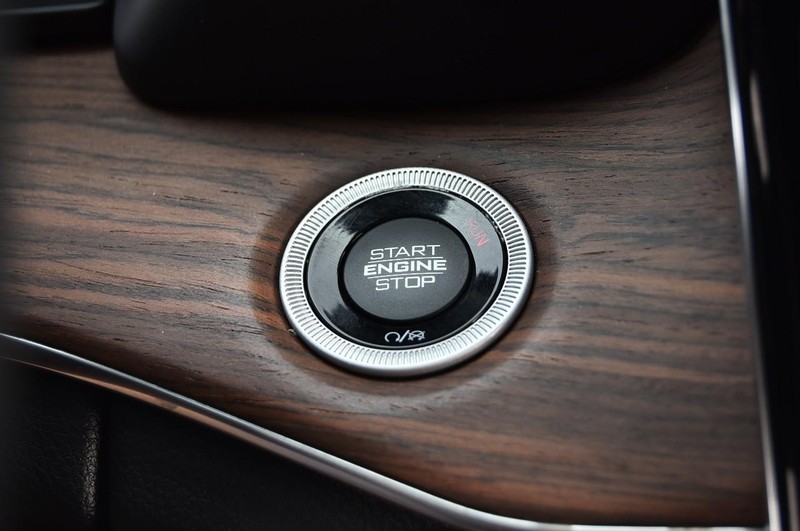 Jeep Grand Cherokee Vehicle Image 23