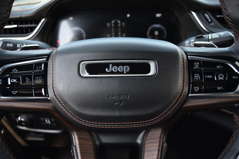 Jeep Grand Cherokee Vehicle Image 24