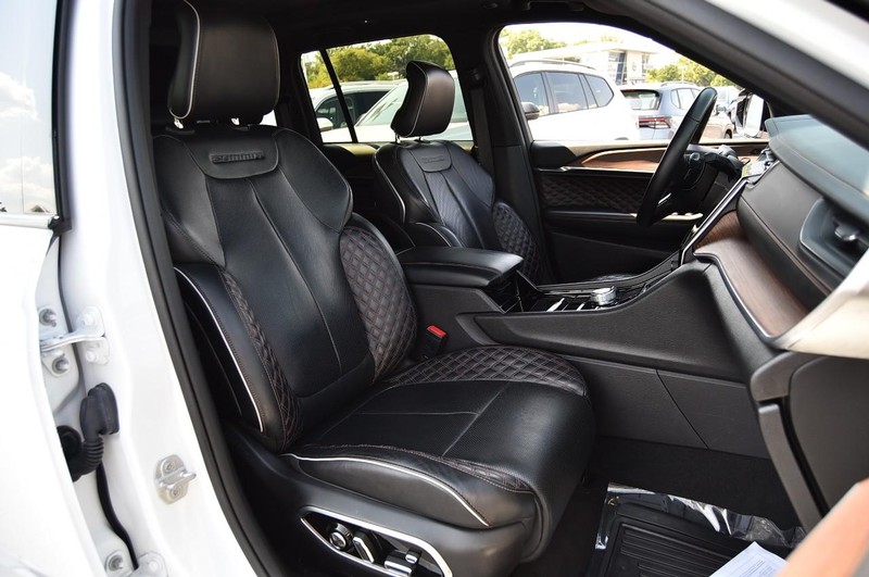 Jeep Grand Cherokee Vehicle Image 26