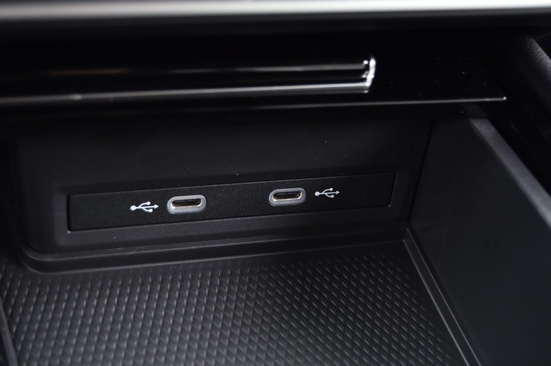 Volkswagen Atlas Cross Sport Vehicle Image 16