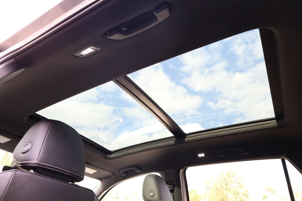 Volkswagen Atlas Cross Sport Vehicle Full-screen Gallery Image 10