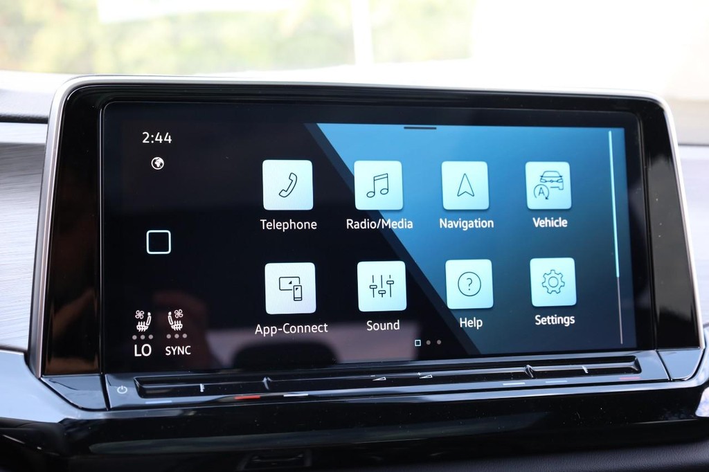 Volkswagen Atlas Cross Sport Vehicle Full-screen Gallery Image 13