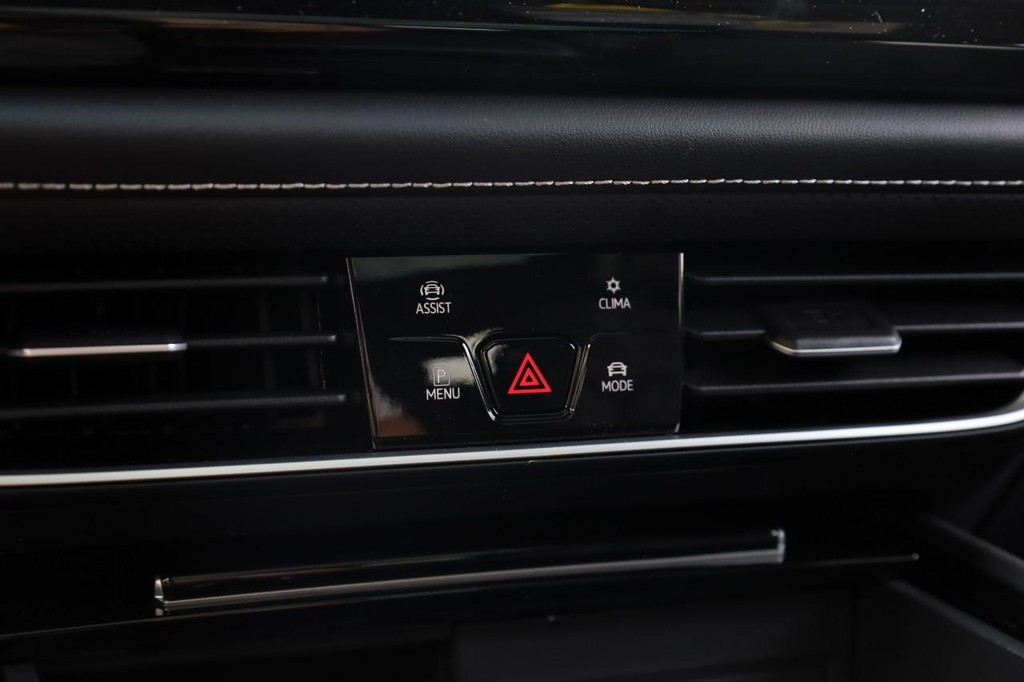 Volkswagen Atlas Cross Sport Vehicle Full-screen Gallery Image 15