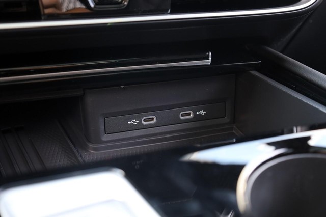 Volkswagen Atlas Cross Sport Vehicle Image 16