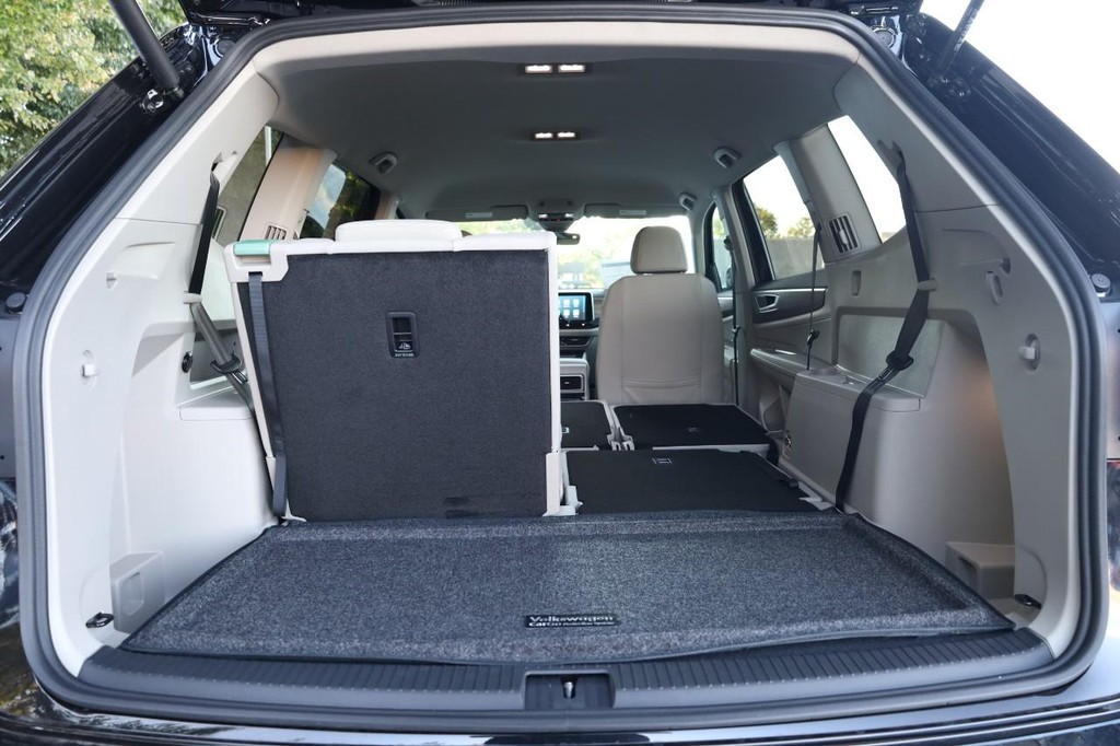 Volkswagen Atlas Vehicle Full-screen Gallery Image 8