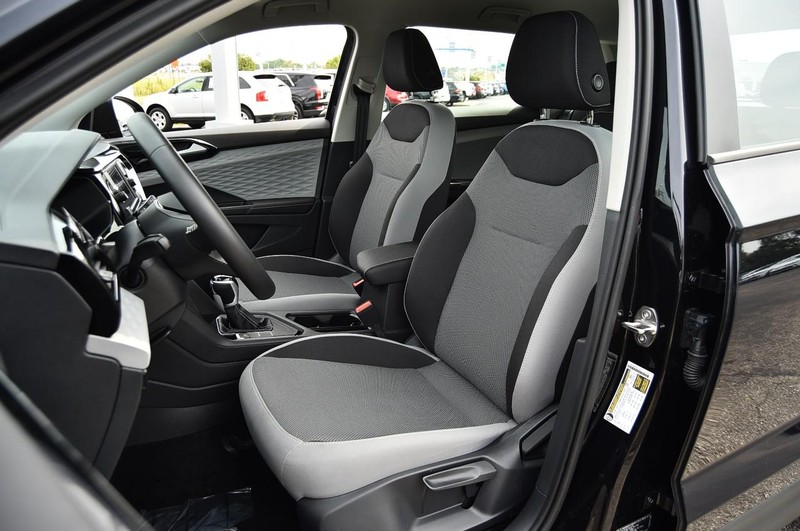 Volkswagen Taos Vehicle Image 19