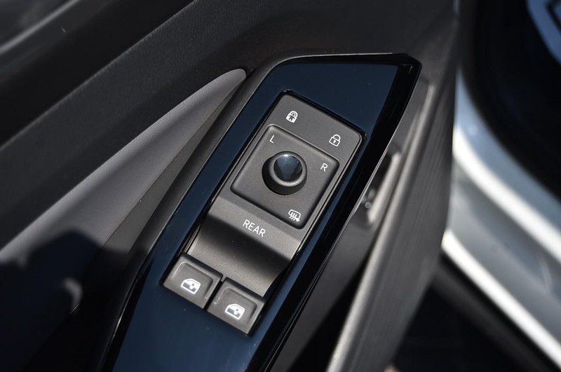 Volkswagen ID.4 Vehicle Full-screen Gallery Image 8