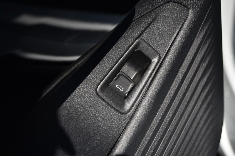 Volkswagen ID.4 Vehicle Full-screen Gallery Image 9