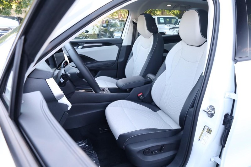 Volkswagen Tiguan Vehicle Full-screen Gallery Image 8