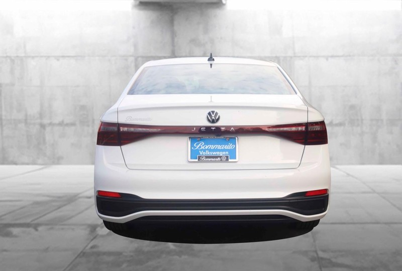 Volkswagen Jetta Vehicle Full-screen Gallery Image 6