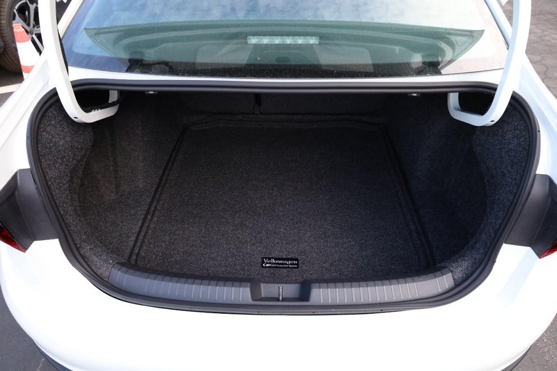 Volkswagen Jetta Vehicle Full-screen Gallery Image 7