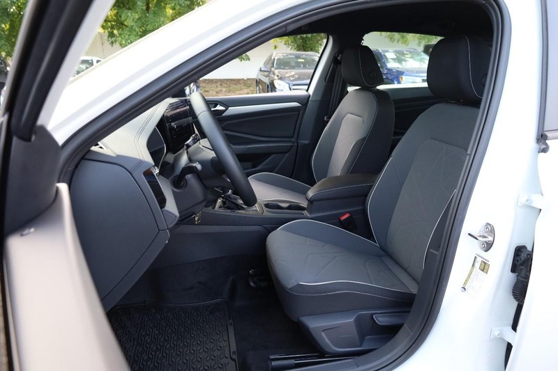 Volkswagen Jetta Vehicle Full-screen Gallery Image 8