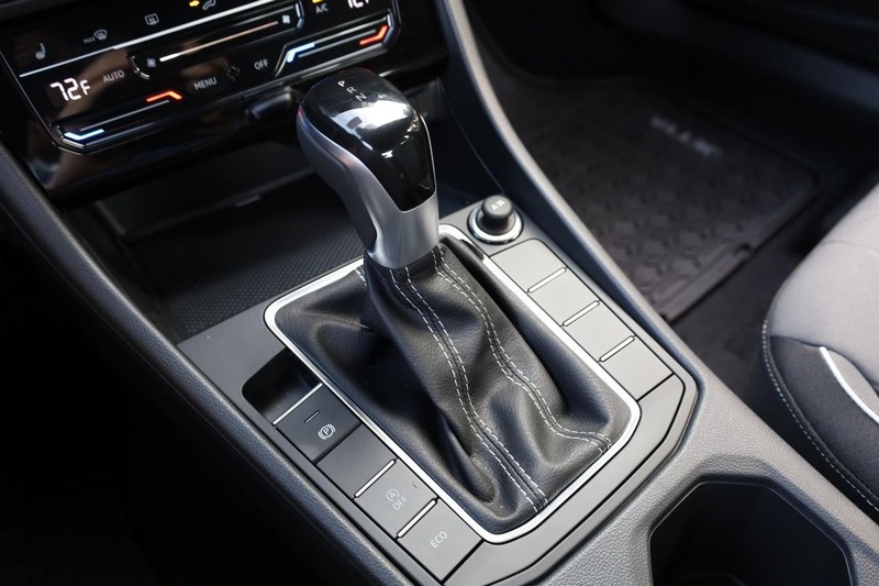 Volkswagen Jetta Vehicle Full-screen Gallery Image 15