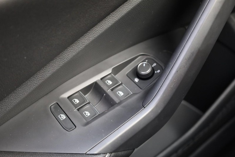 Volkswagen Jetta Vehicle Full-screen Gallery Image 17