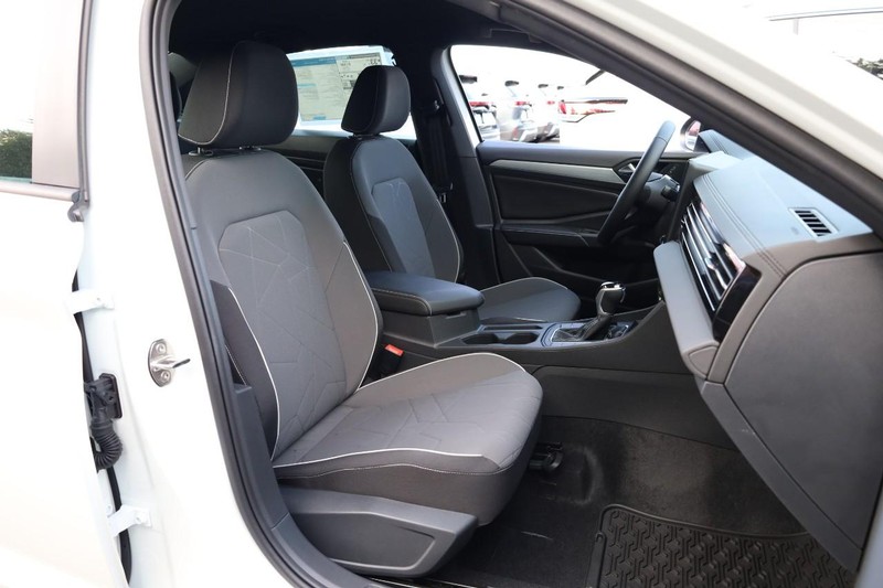 Volkswagen Jetta Vehicle Full-screen Gallery Image 23