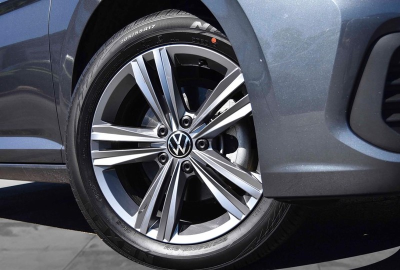 Volkswagen Jetta Vehicle Full-screen Gallery Image 3