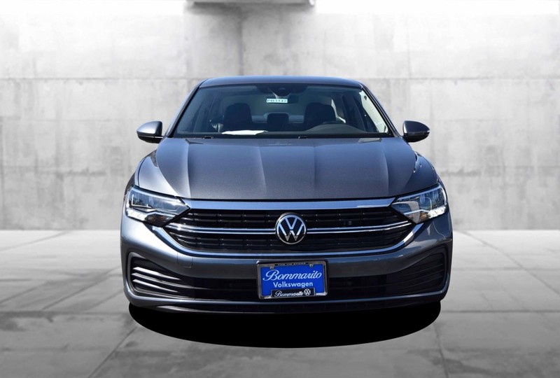 Volkswagen Jetta Vehicle Full-screen Gallery Image 4