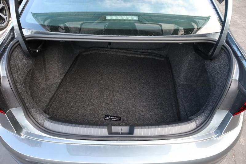 Volkswagen Jetta Vehicle Full-screen Gallery Image 7