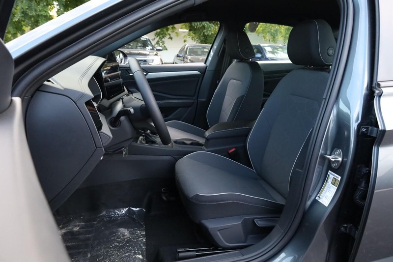 Volkswagen Jetta Vehicle Full-screen Gallery Image 8