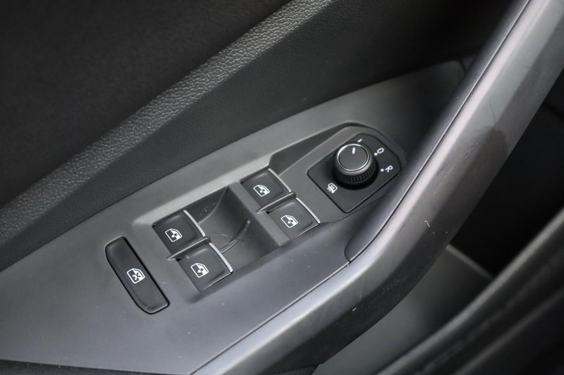 Volkswagen Jetta Vehicle Full-screen Gallery Image 17