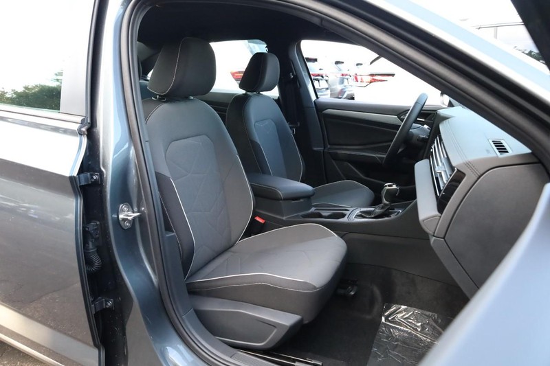 Volkswagen Jetta Vehicle Full-screen Gallery Image 23