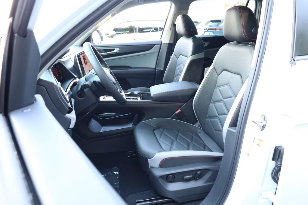 Volkswagen Atlas Vehicle Full-screen Gallery Image 10