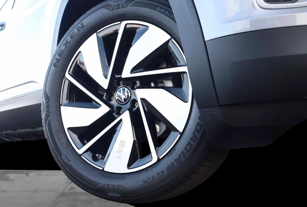 Volkswagen Atlas Vehicle Full-screen Gallery Image 3